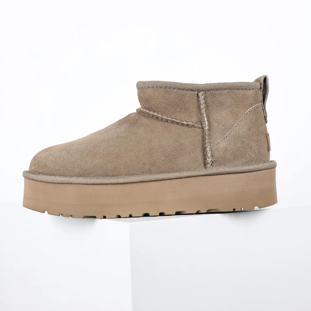 Pick up locally 💰560 The core recommendation is good price UGG Thick-soled short style Zhou Dongyu Same style series Xiaohongshu hot model Henan Longfeng leather production Sheepskin and wool integrated Top quality in the market 2-3 cm cashmere insole to keep warm in winter and suitable for home use UUG has launched a style series in the new year, partially skewed towards the preferences of young consumers, and has also been at the forefront of fashion trends. Shoe body material Water-repellent coated suede upper 17mm UGGPURE™ implanted wool insole Lightweight non-slip comfortable rubber outsole With brand LOGO Trademark Comes with full packaging Size: 35 36 37 38 39 40